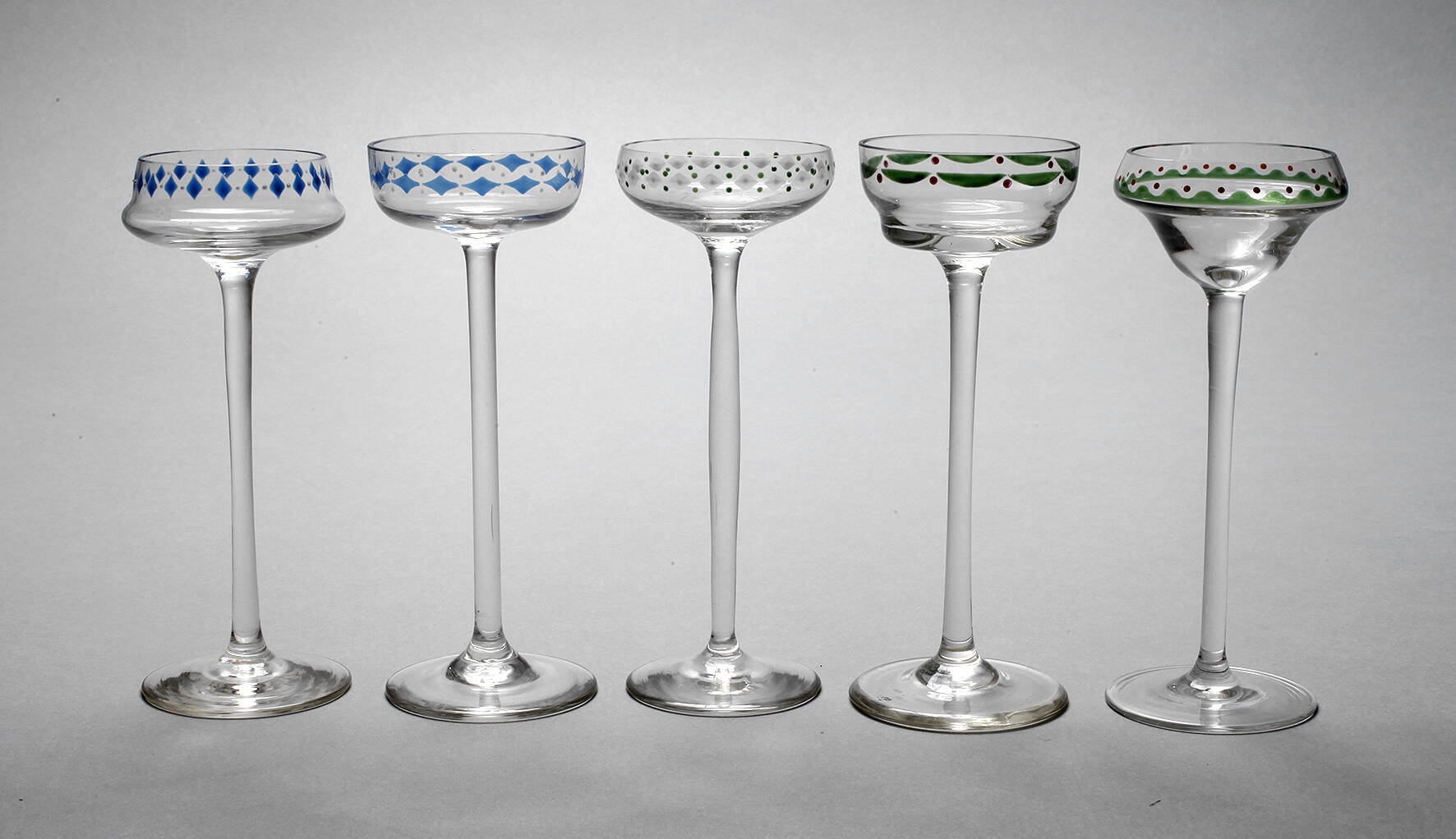 Fünf Likörgläser mit Emailbemalung