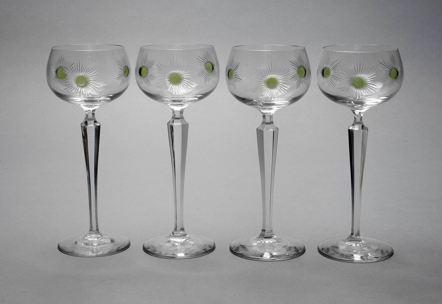 Vier Stängelgläser Jugendstil