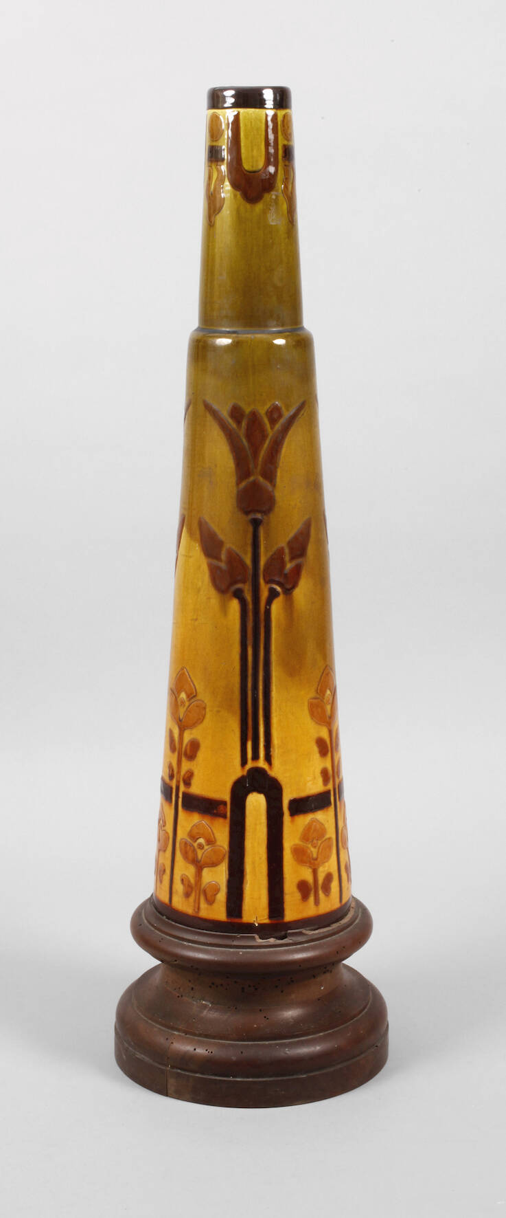 Übergroße Vase mit Holzsockel