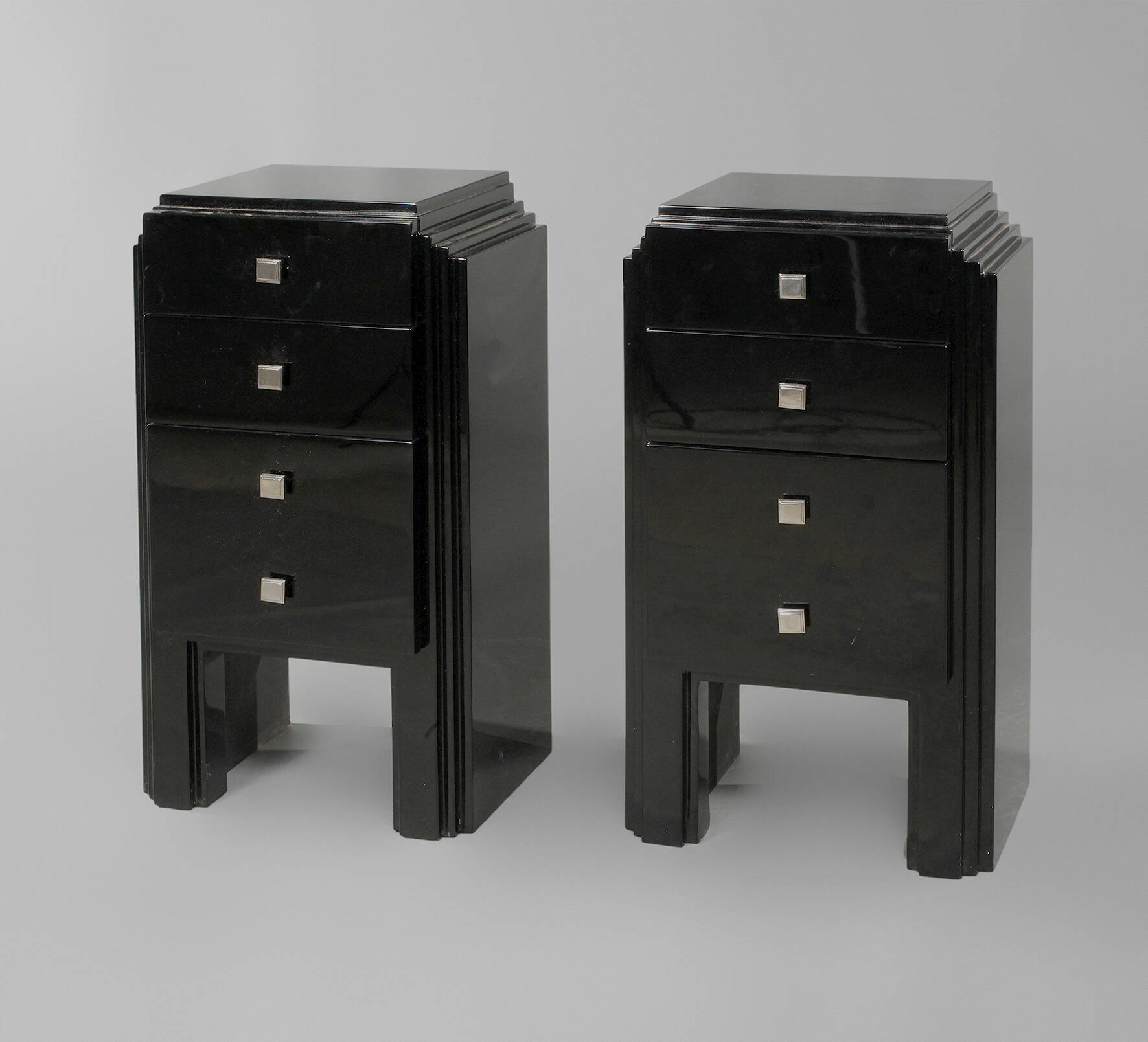 Paar kleine Pfeilerkommoden