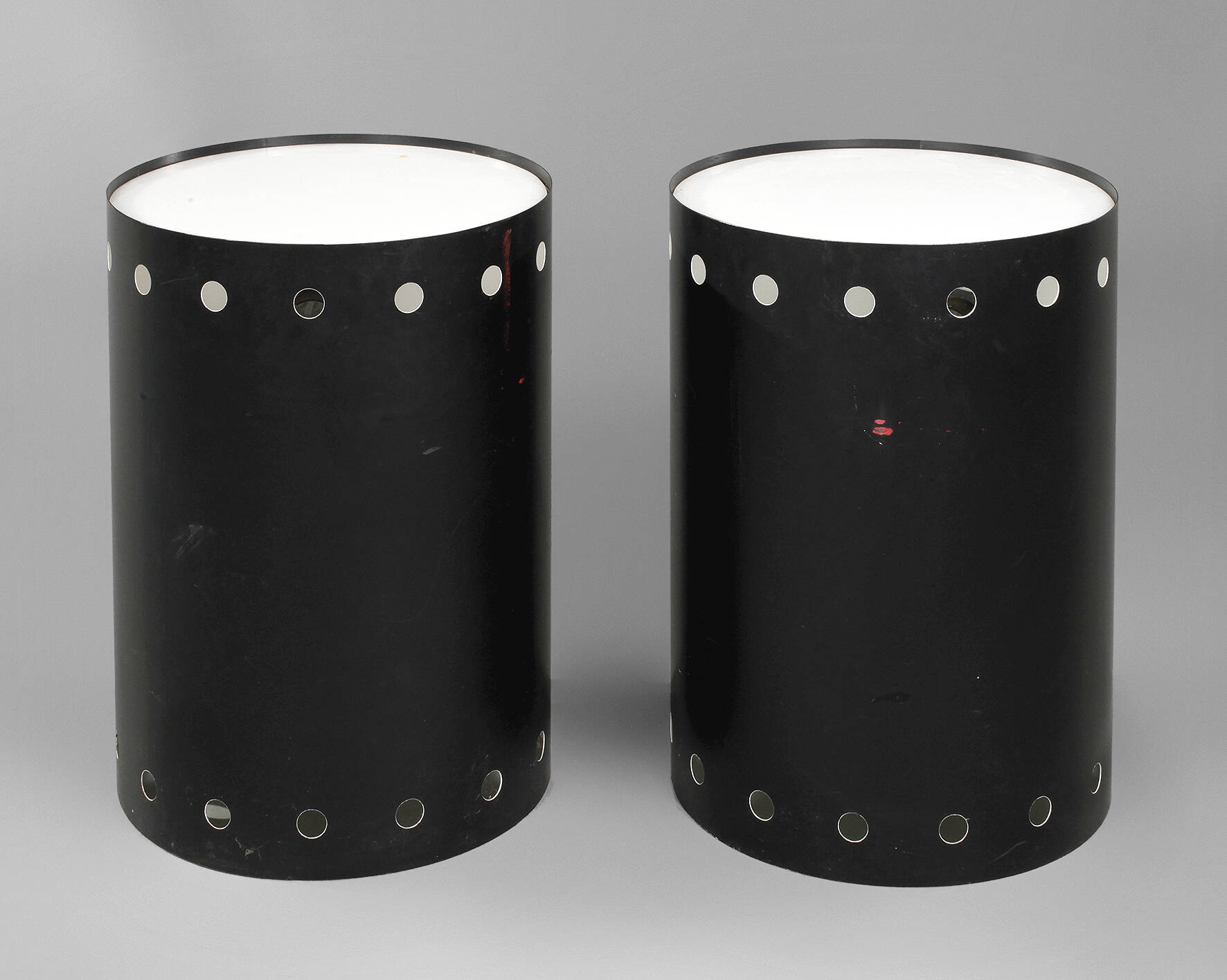 Zwei Beistelltische mit Beleuchtung