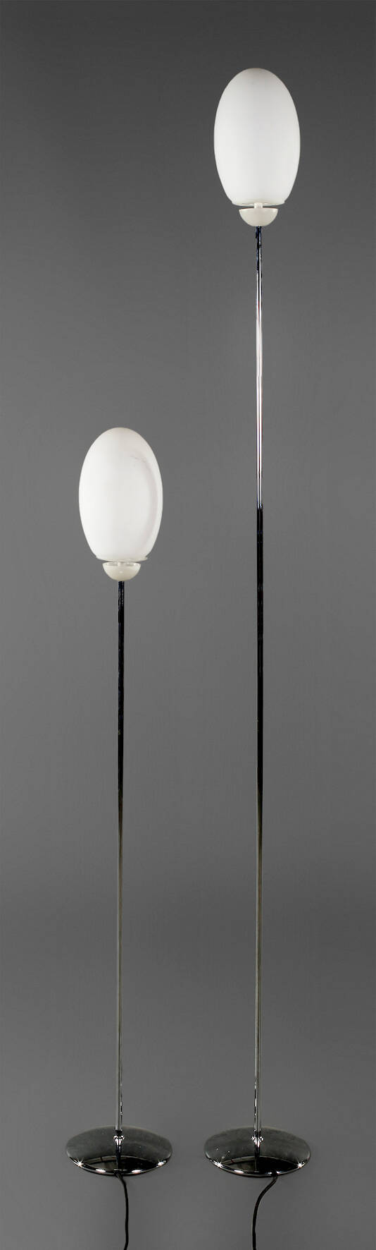 Zwei Stehlampen Flos