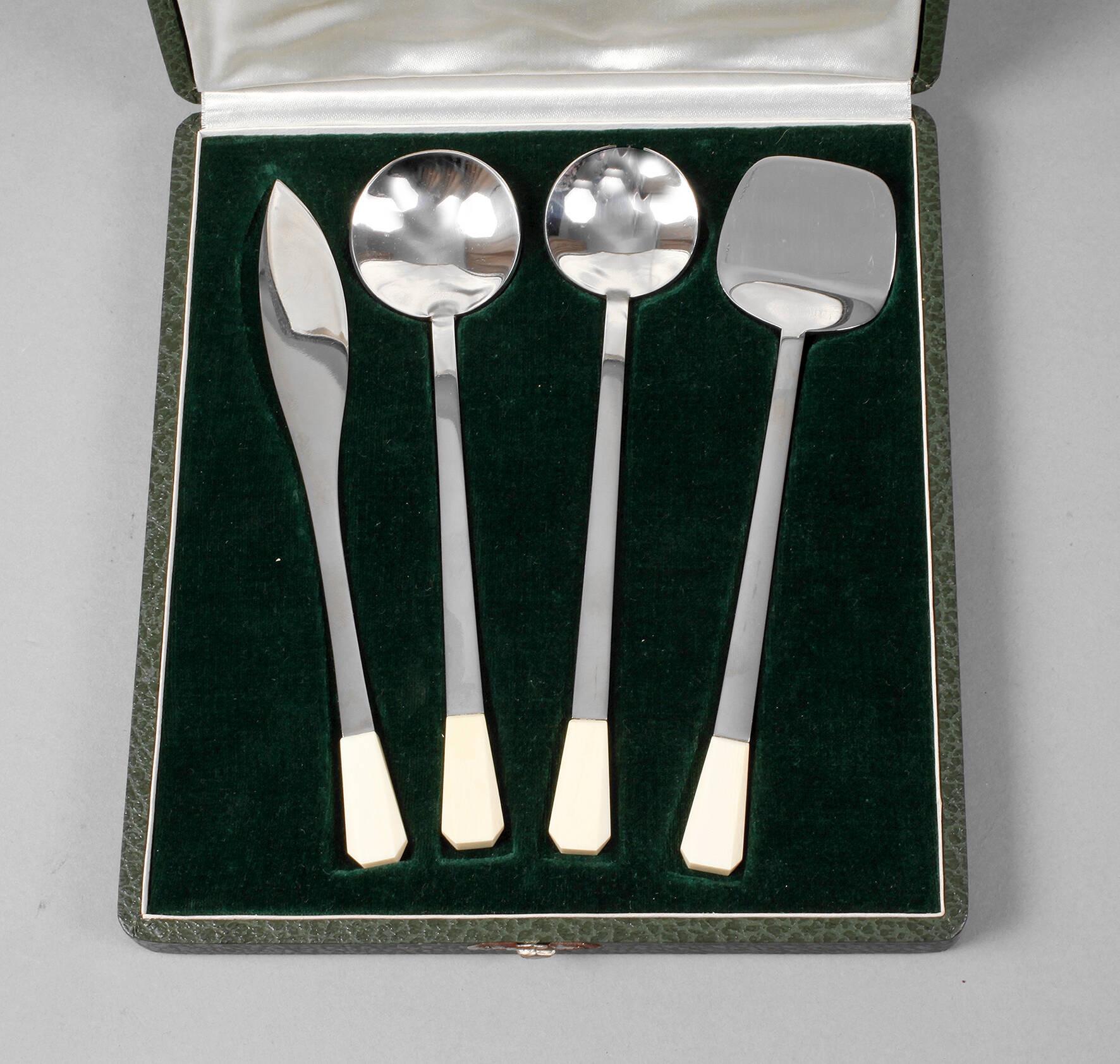 Vier Vorlegeteile Design