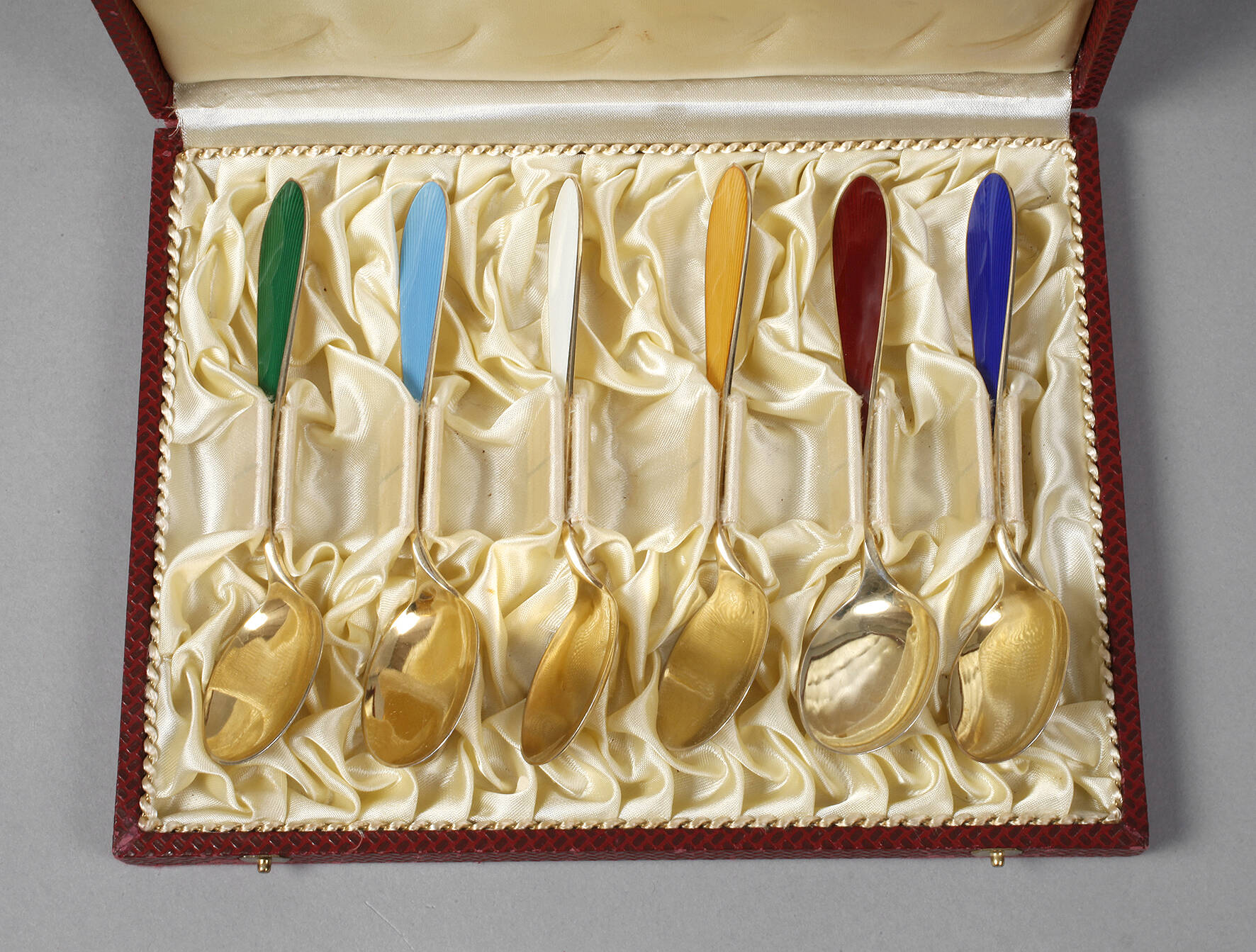 Sechs Kaffeelöffel mit Emailgriffen