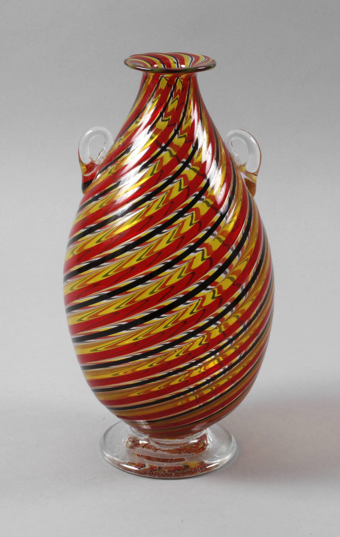 Henkelvase mit Spiraldekor