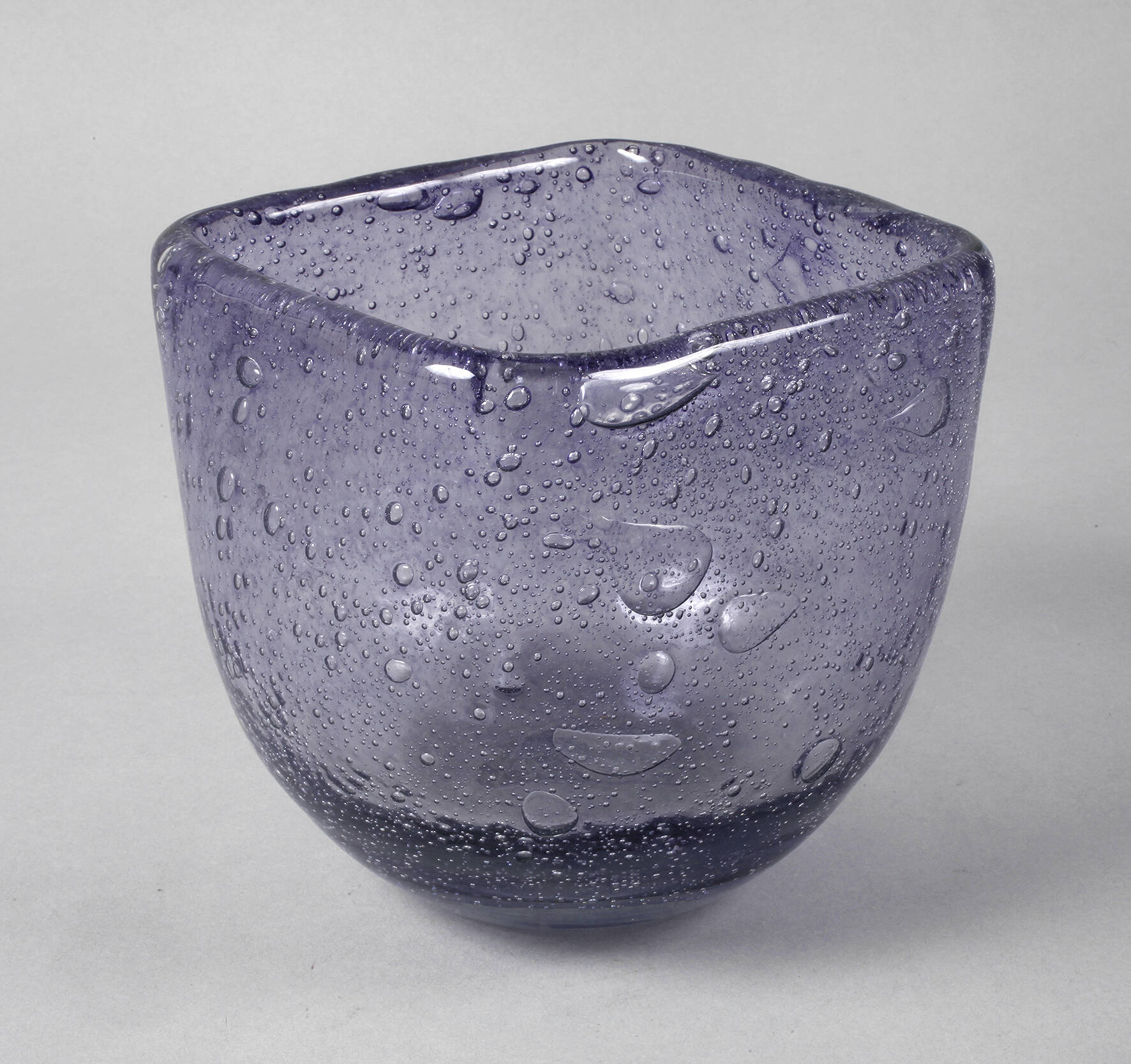 Glasschale violett mit unregelmäßigen Luftblasen