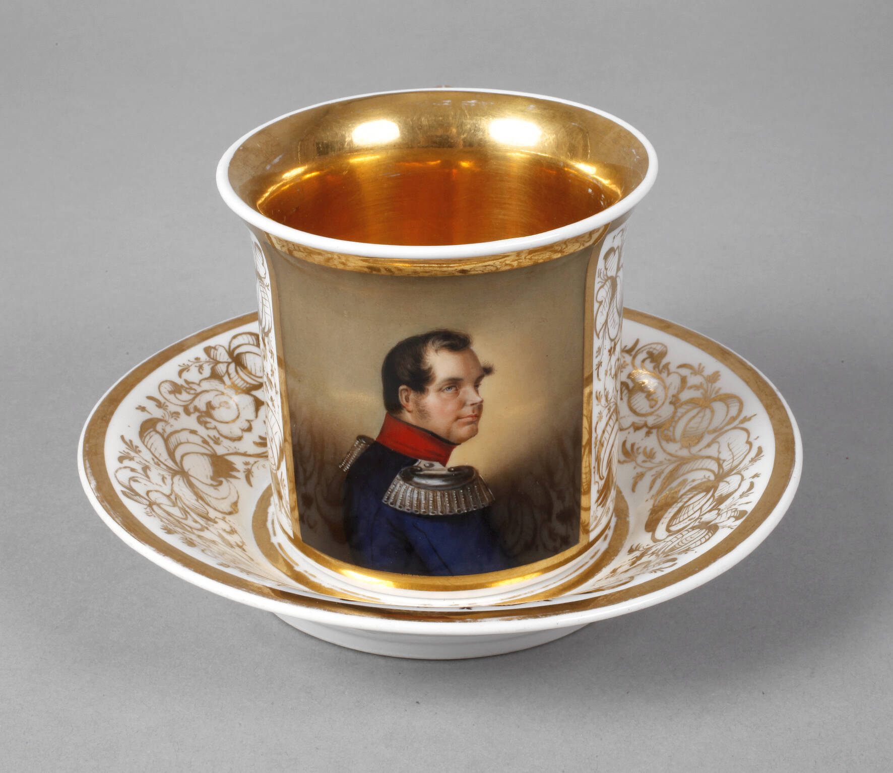 Schumann & Sohn Berlin Portraittasse eines Stabsoffiziers