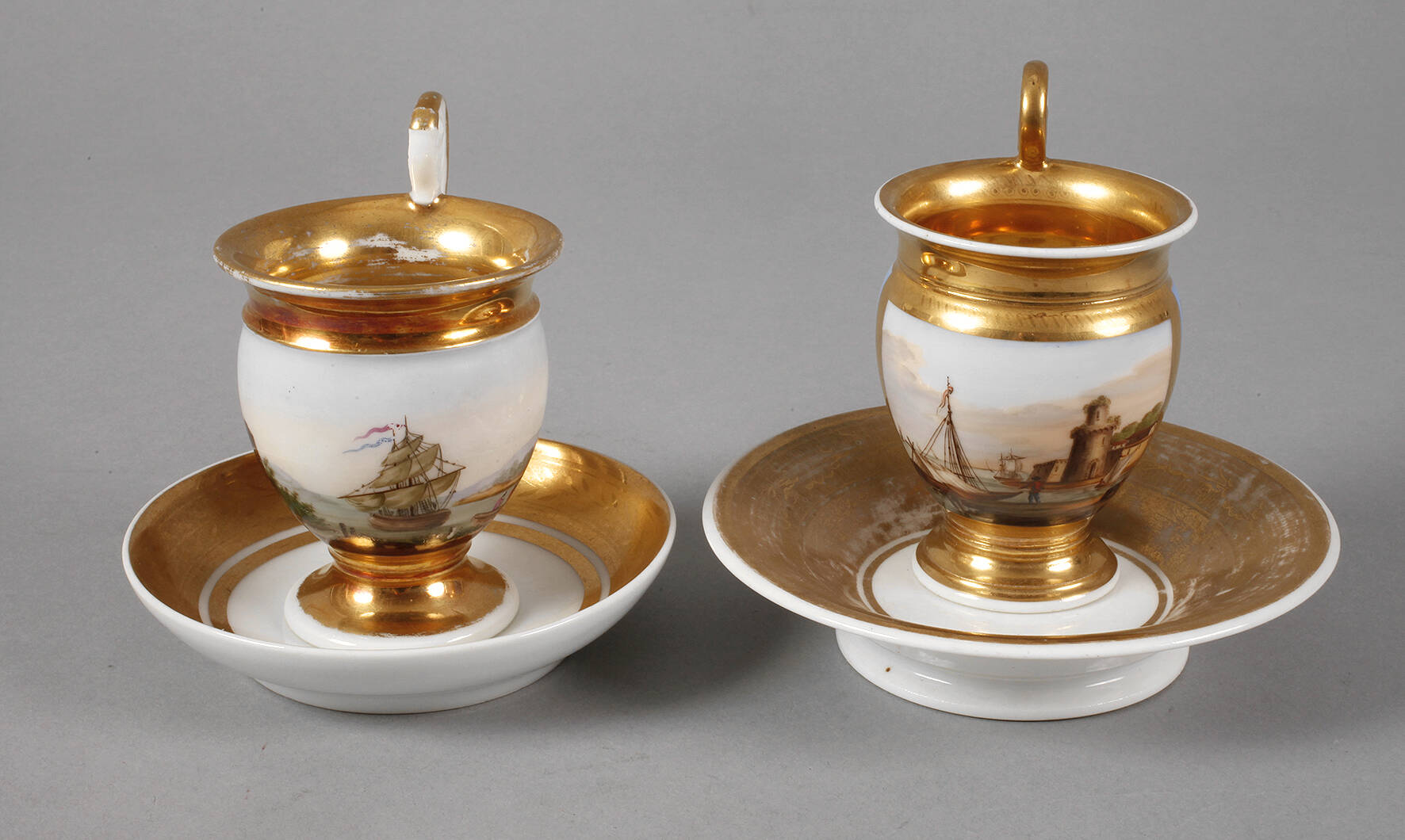 Zwei Sammeltassen mit Kauffahrteiszene