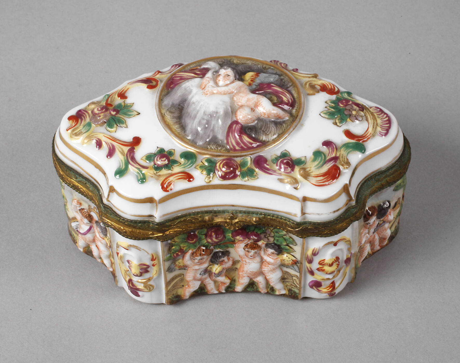 Deckeldose im Capodimonte-Stil