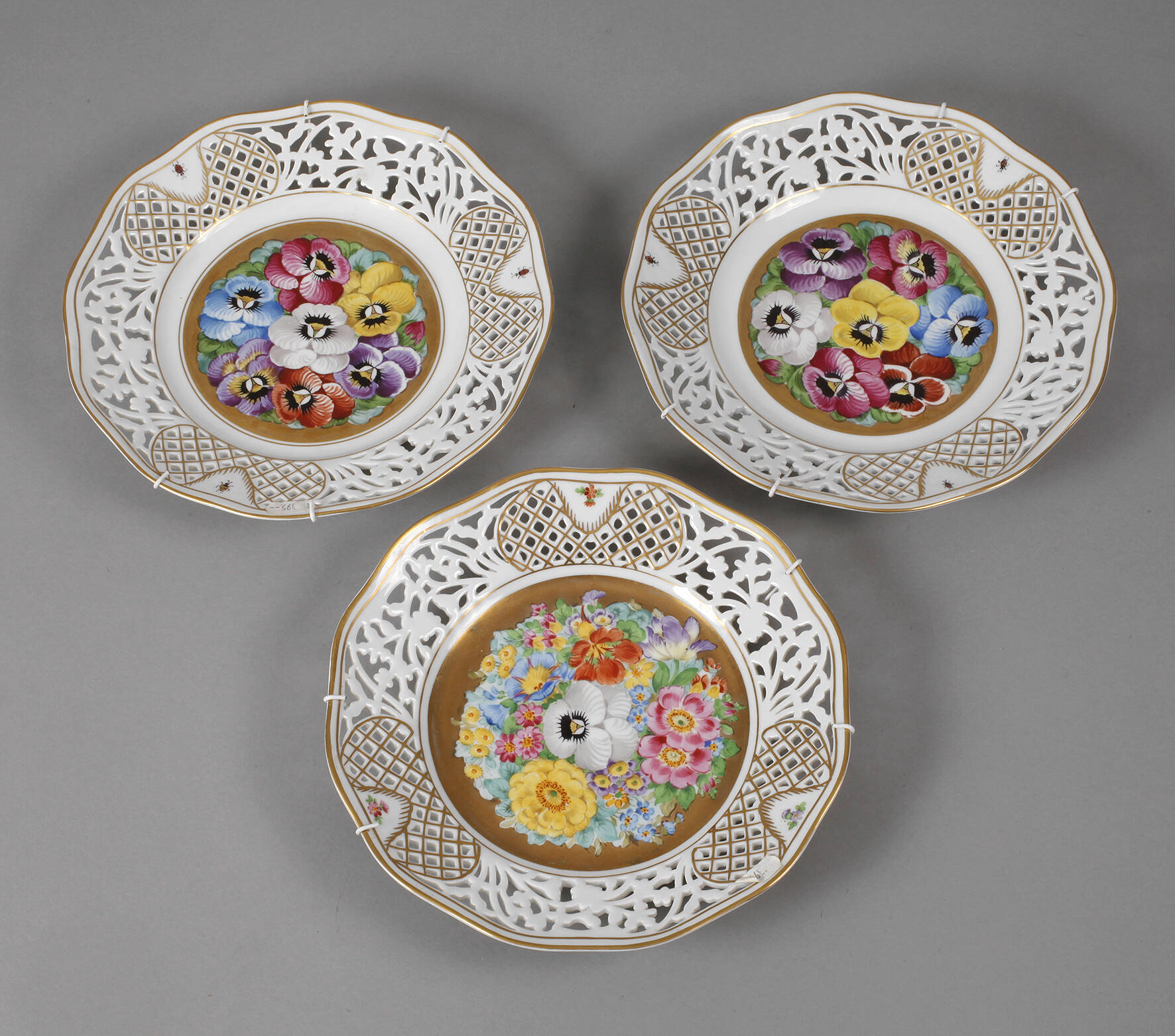 Dresden drei Durchbruchteller mit Blumenmalerei