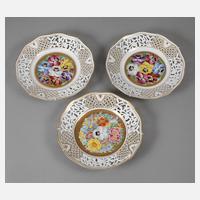 Dresden drei Durchbruchteller mit Blumenmalerei111