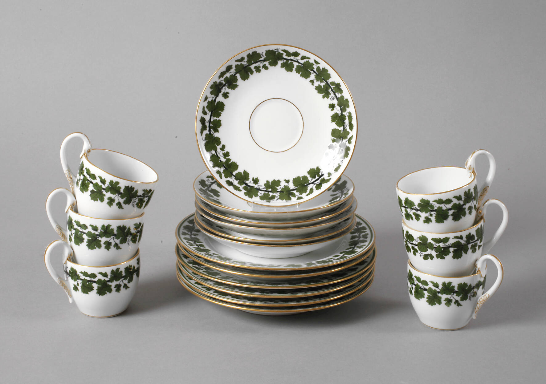 Meissen sechs Mokkagedecke mit Weinlaubdekor