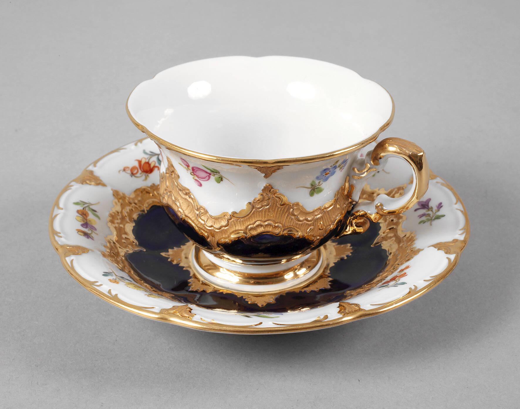 Meissen Mokkatasse mit Untertasse "B-Form"