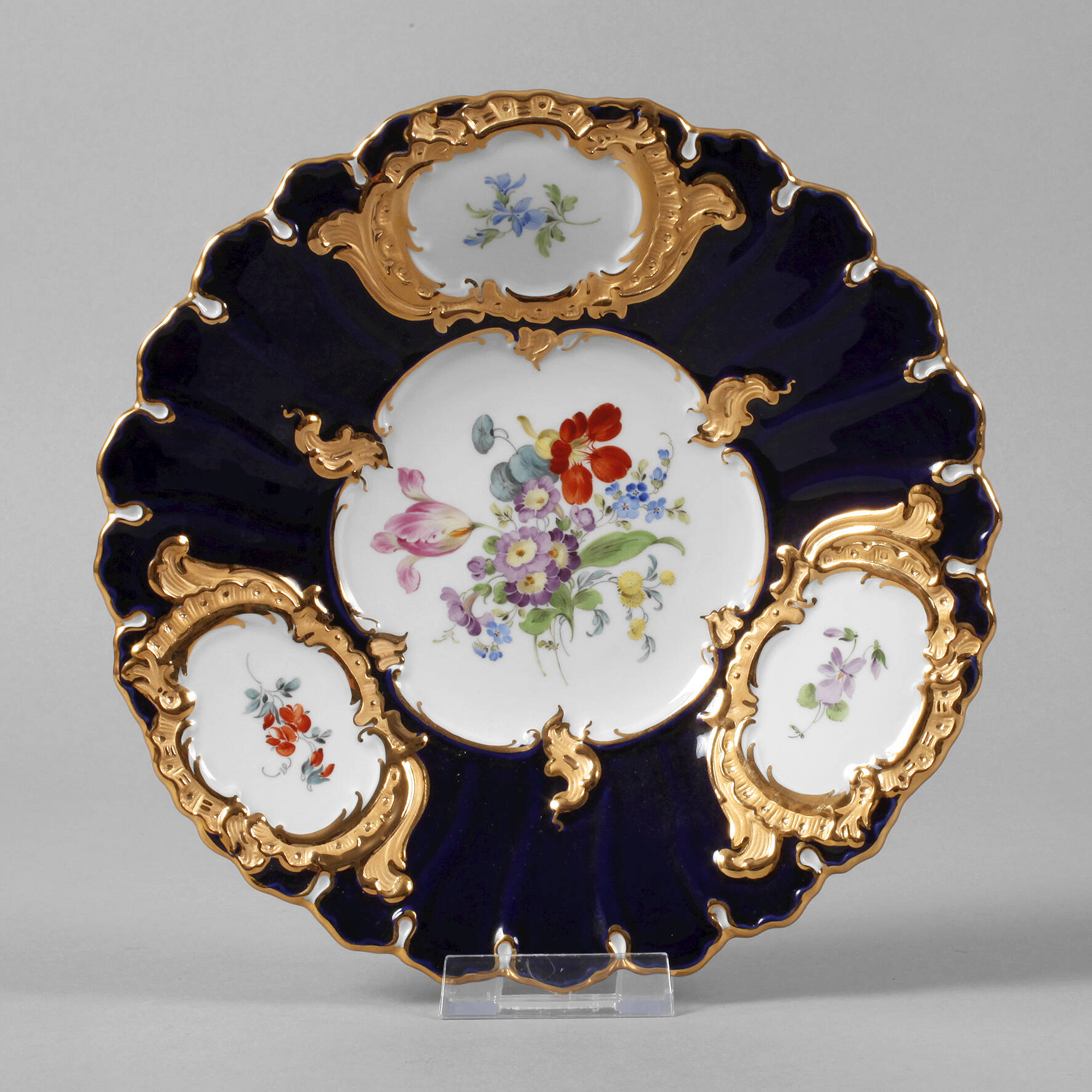Meissen kleiner Prunkteller mit Blumenmalerei und Kobaltfond