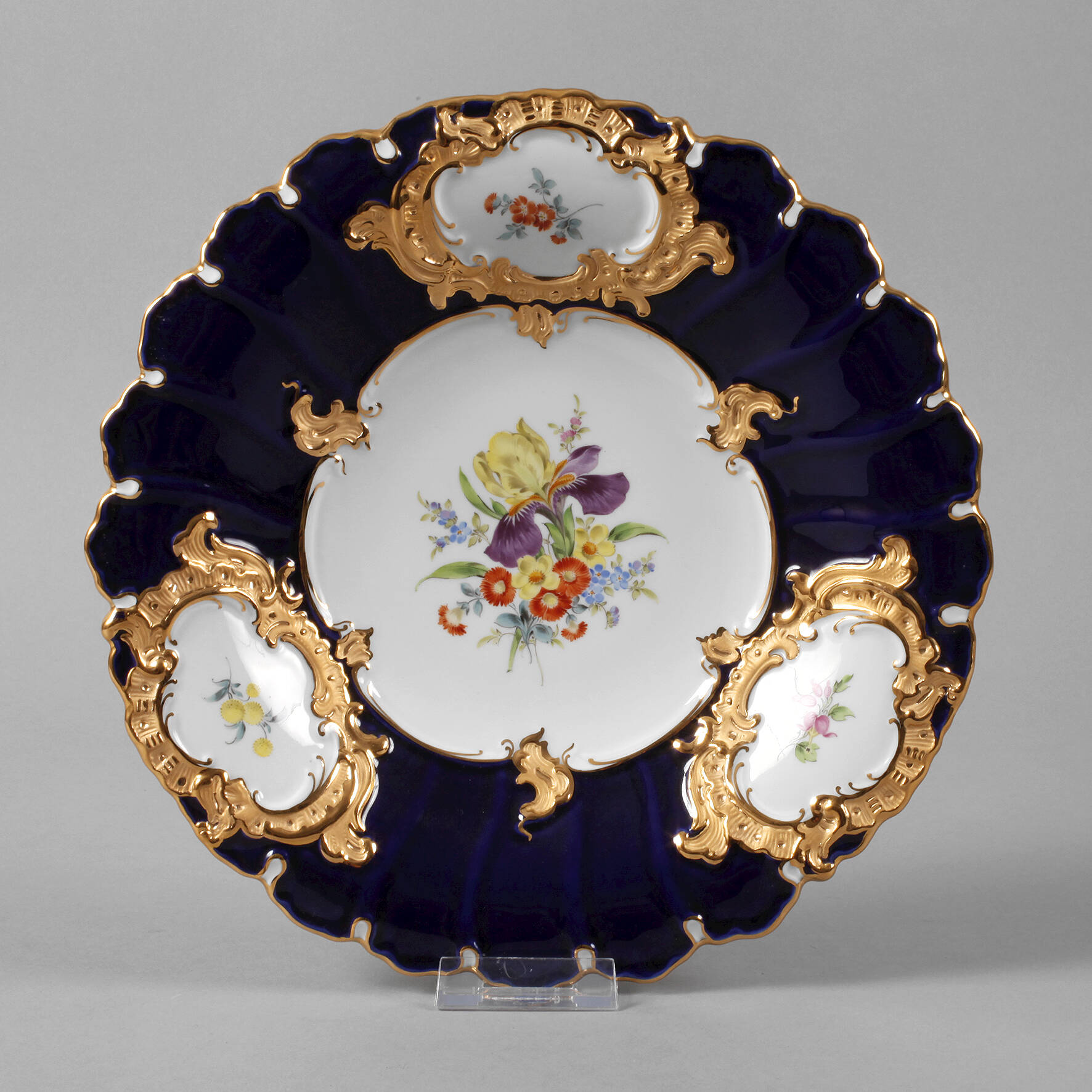 Meissen Prunkteller mit Blumenmalerei und Kobaltfond