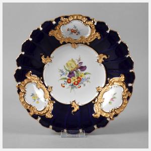 Meissen Prunkteller mit Blumenmalerei und Kobaltfond