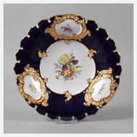 Meissen Prunkteller mit Blumenmalerei und Kobaltfond111