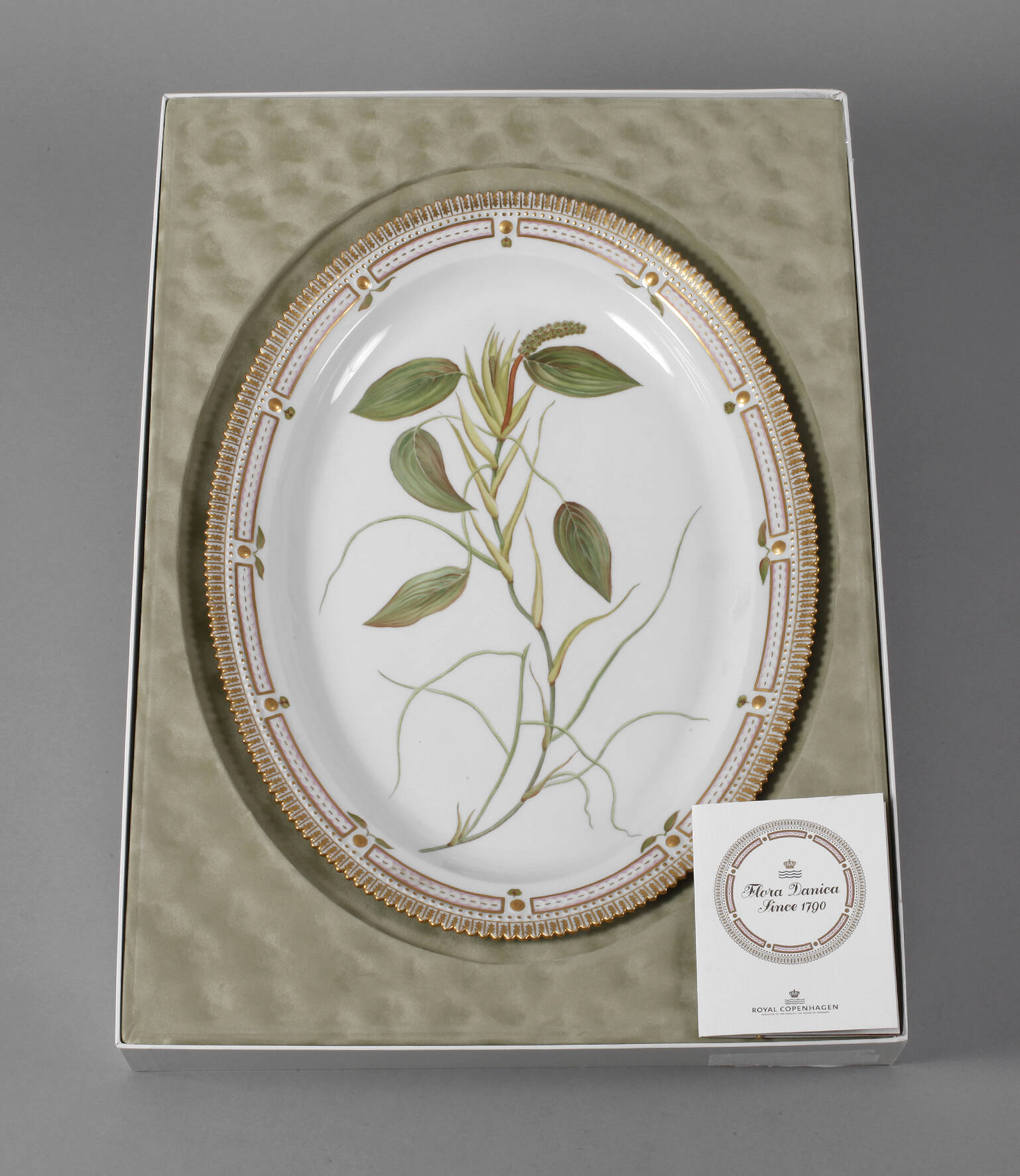 Royal Copenhagen Platte "Flora Danica" in Karton
