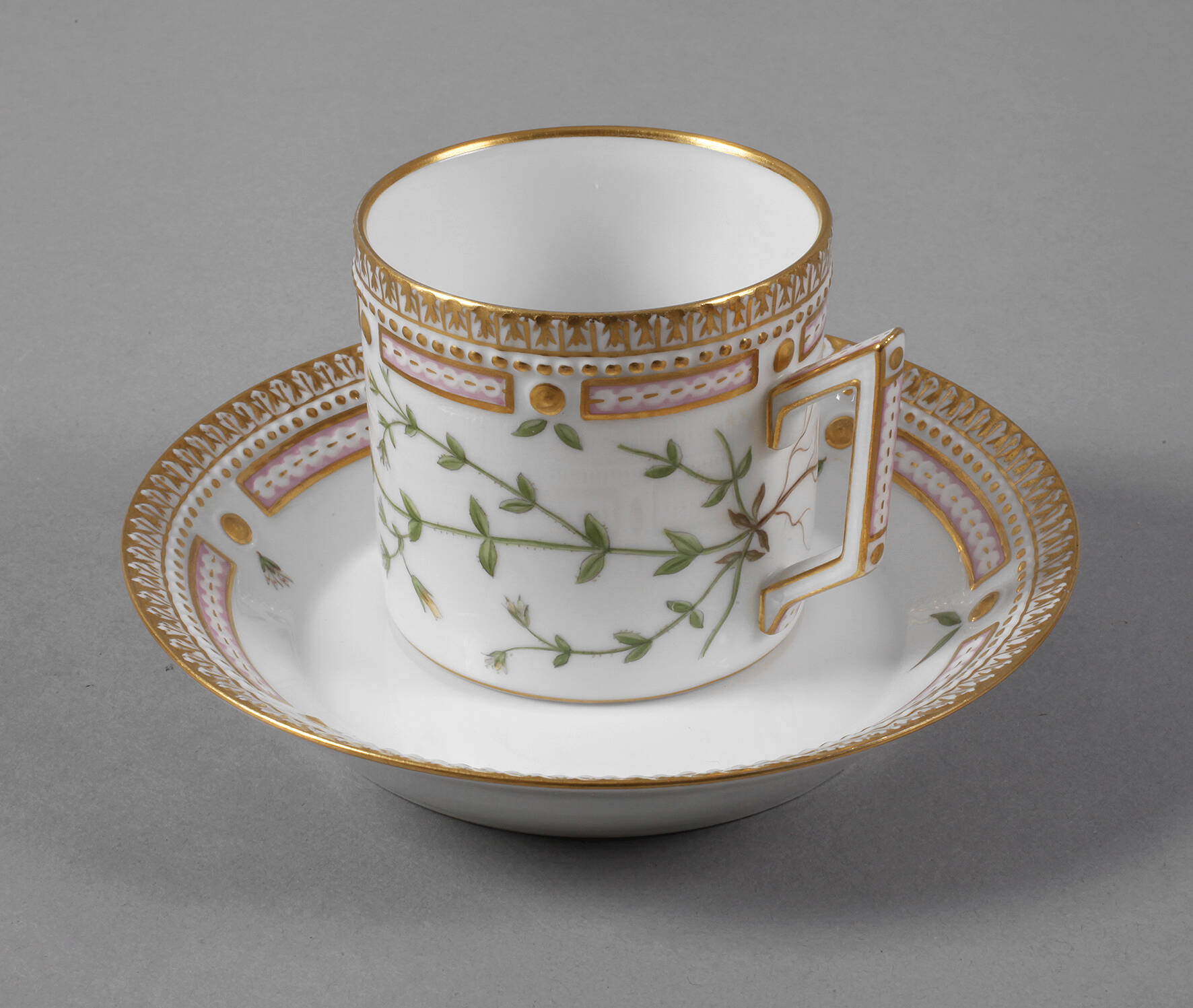 Royal Copenhagen Kaffeetasse mit Untertasse "Flora Danica"