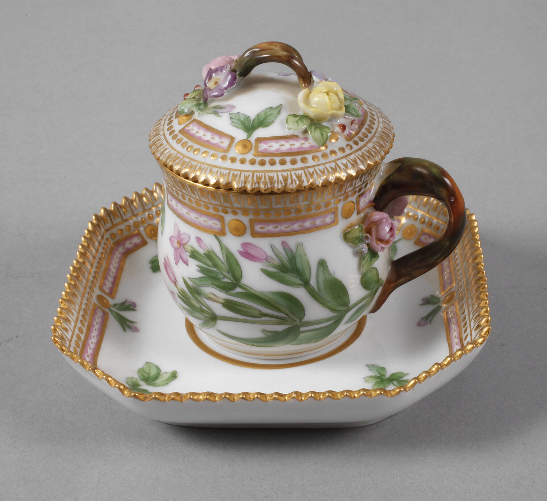 Royal Copenhagen Cremetasse mit Untertasse "Flora Danica"