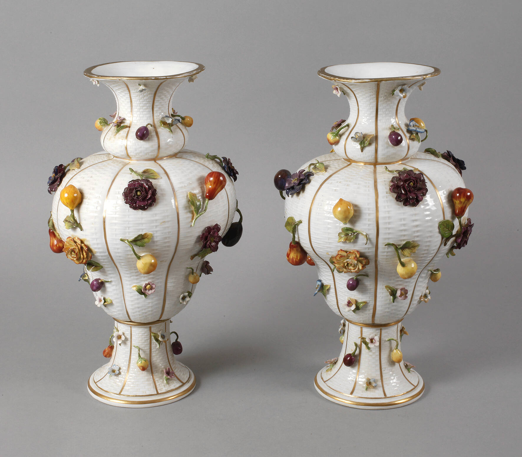 Thüringen großes Vasenpaar mit Blüten- und Früchtedekor