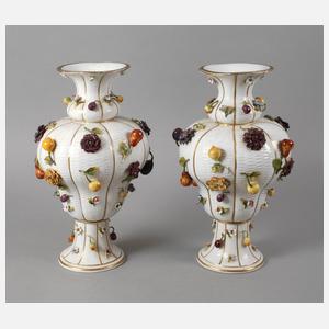 Thüringen großes Vasenpaar mit Blüten- und Früchtedekor