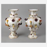 Thüringen großes Vasenpaar mit Blüten- und Früchtedekor111