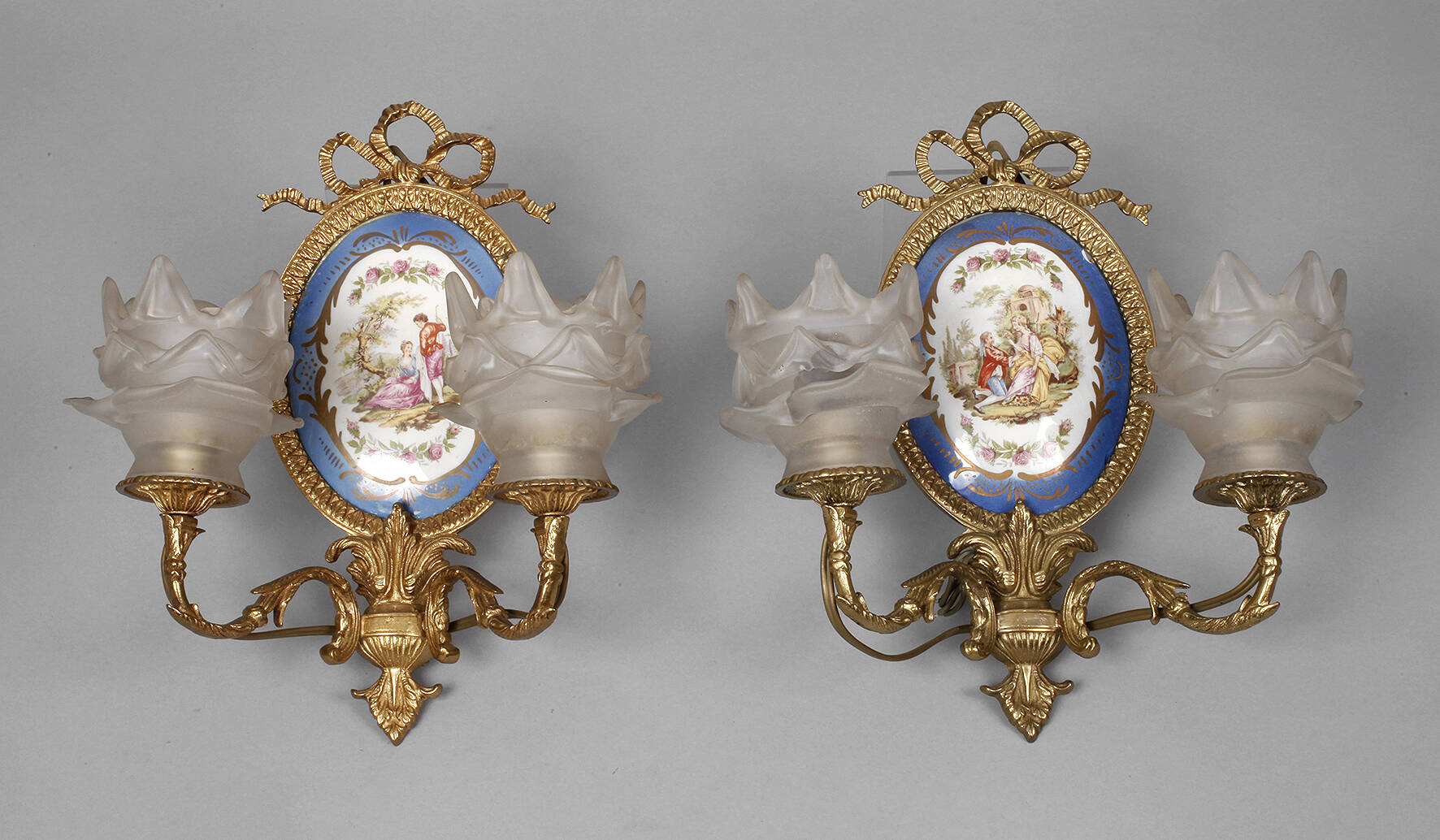 Paar Wandappliken mit Watteauszene