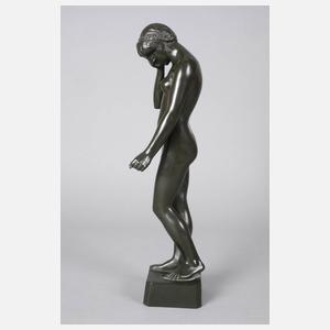 Keramikfigur stehender weiblicher Akt