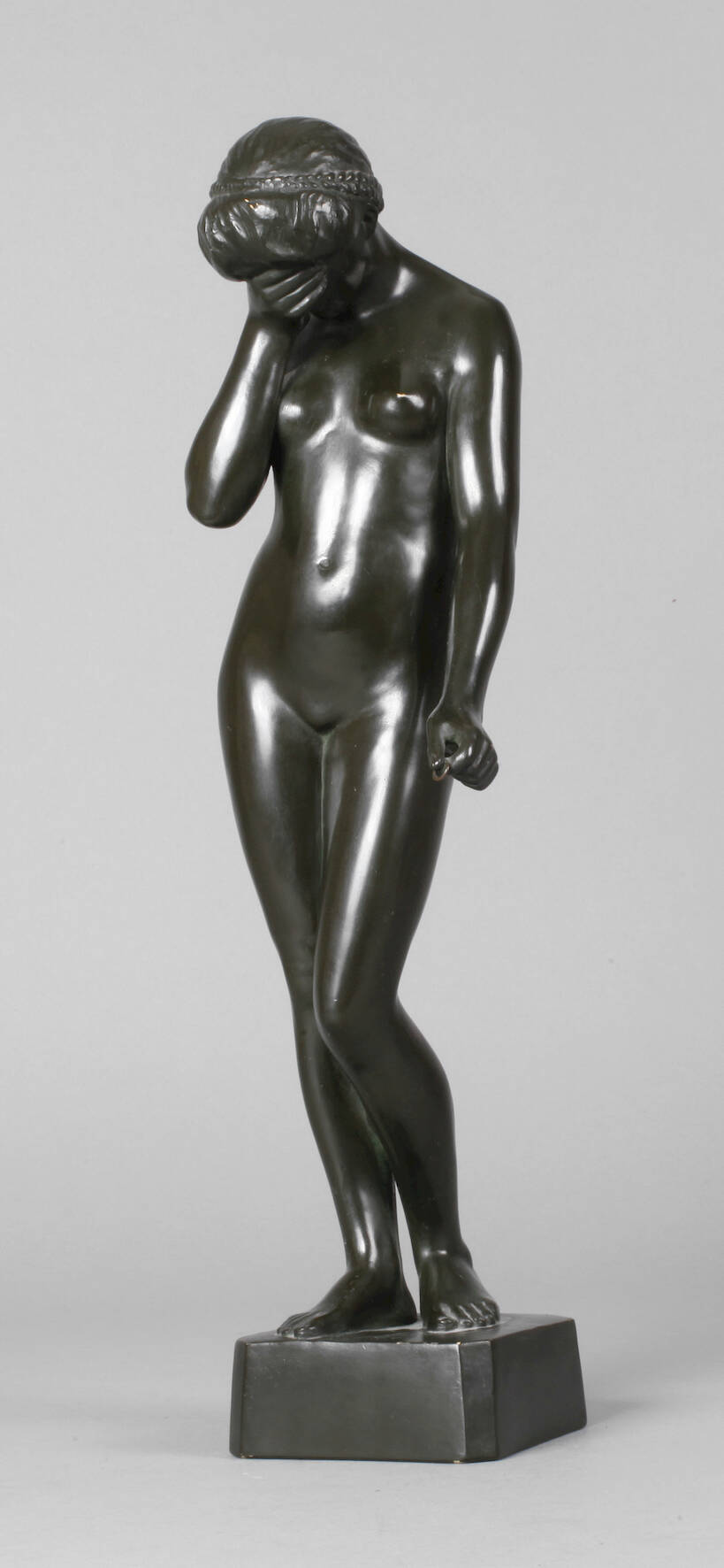 Keramikfigur stehender weiblicher Akt