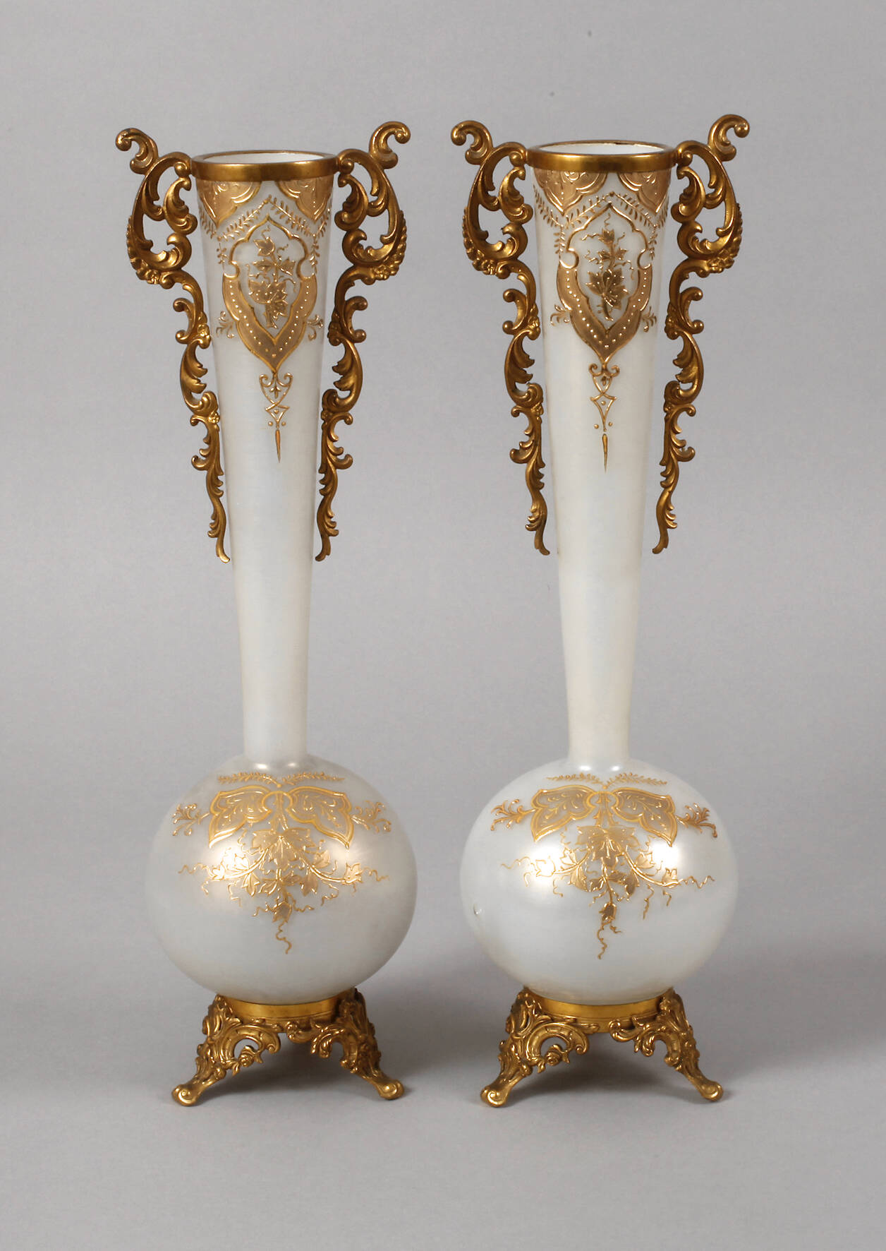 Paar Historismusvasen mit Montierung