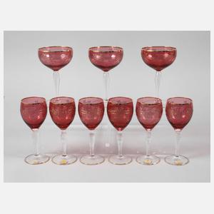 Sechs Weingläser und drei Sektschalen