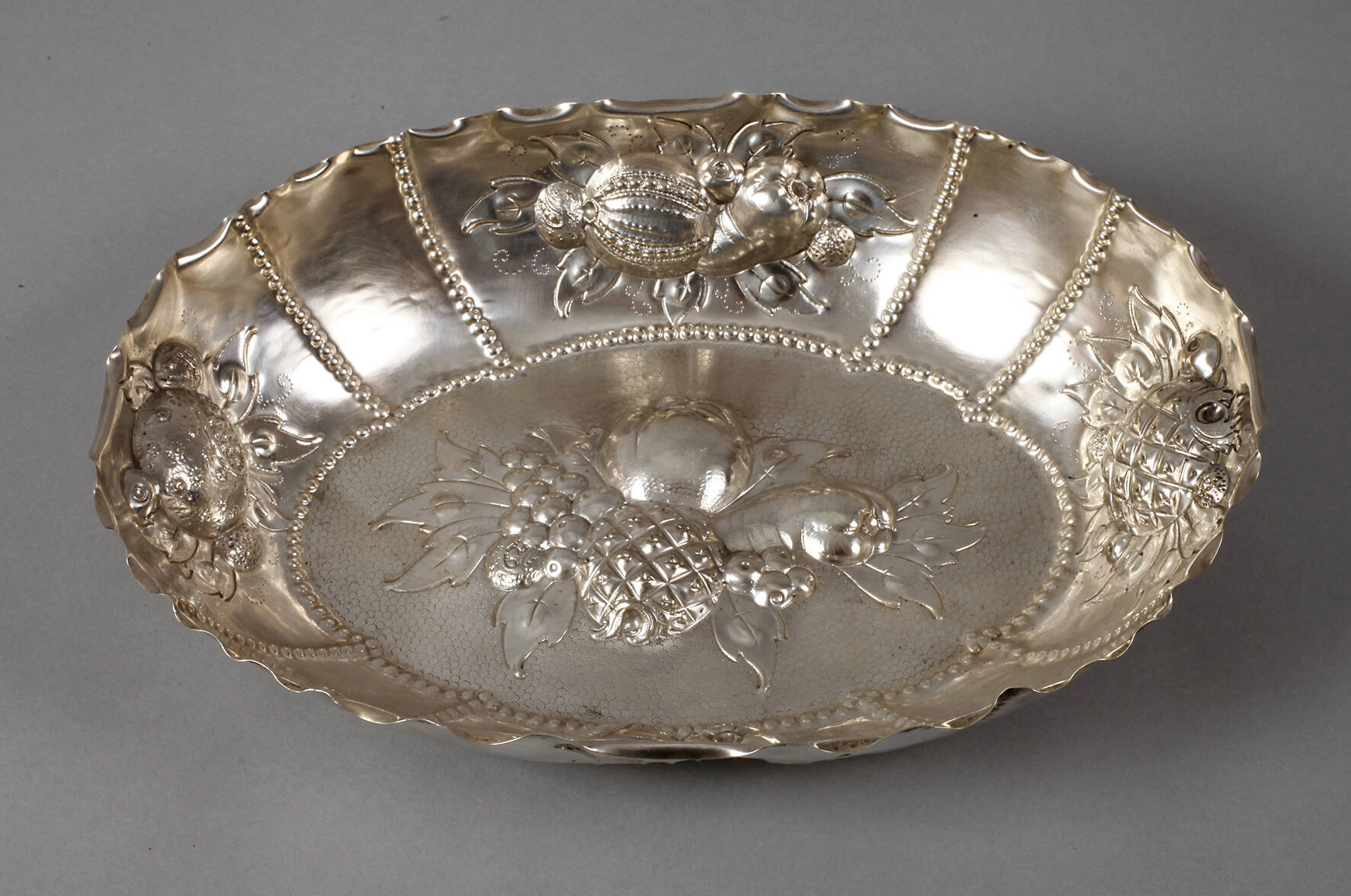 Silberschale im Barockstil