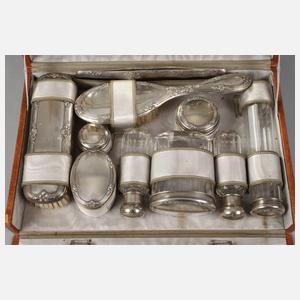 Reisenecessaire im Lederetui