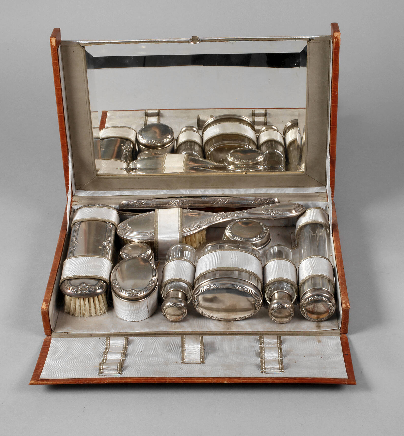 Reisenecessaire im Lederetui