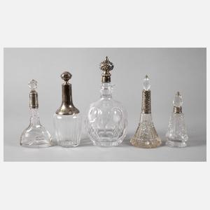 Fünf Kristallglasflaschen mit Silbermontur