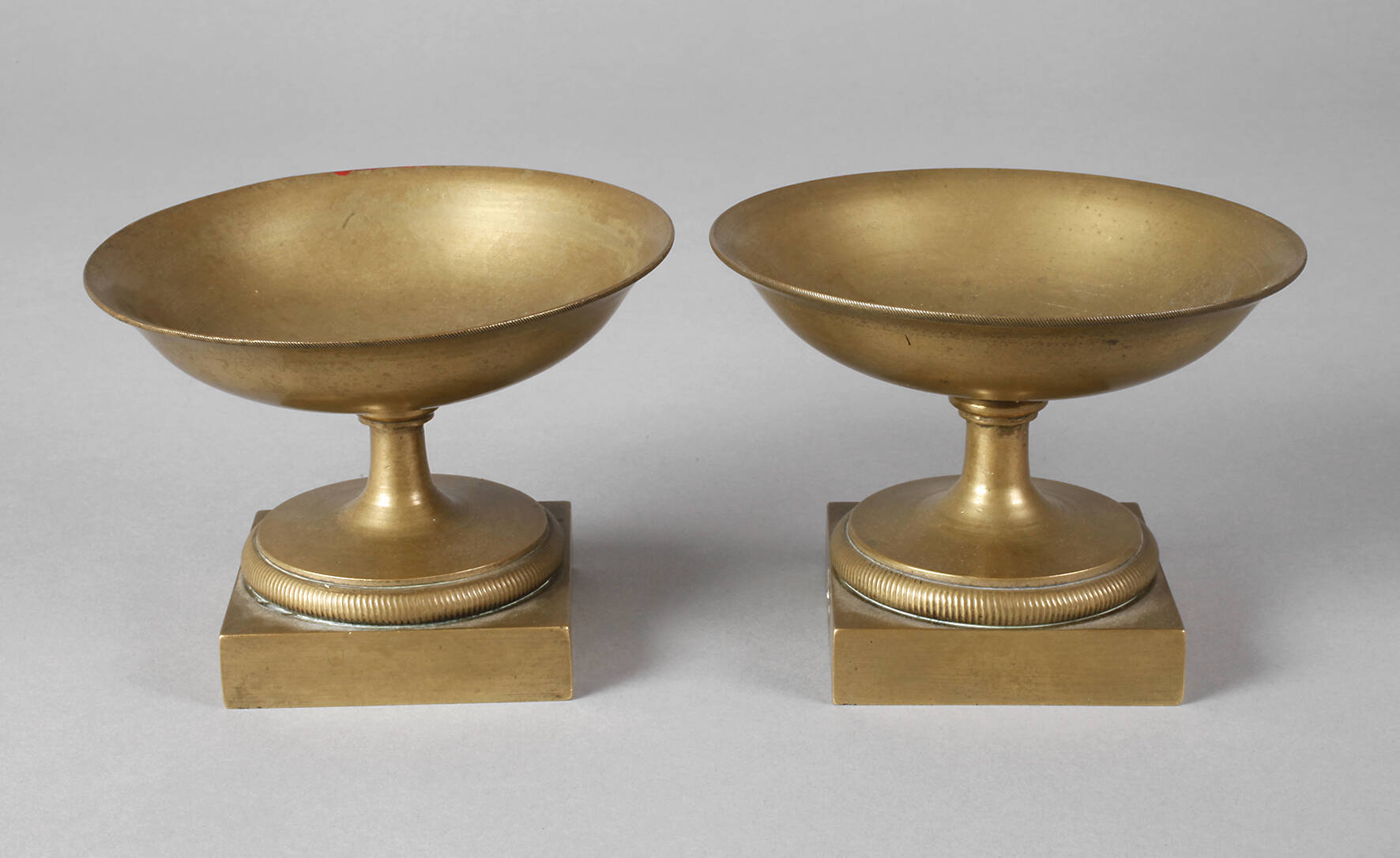 Zwei Fußschalen Messing