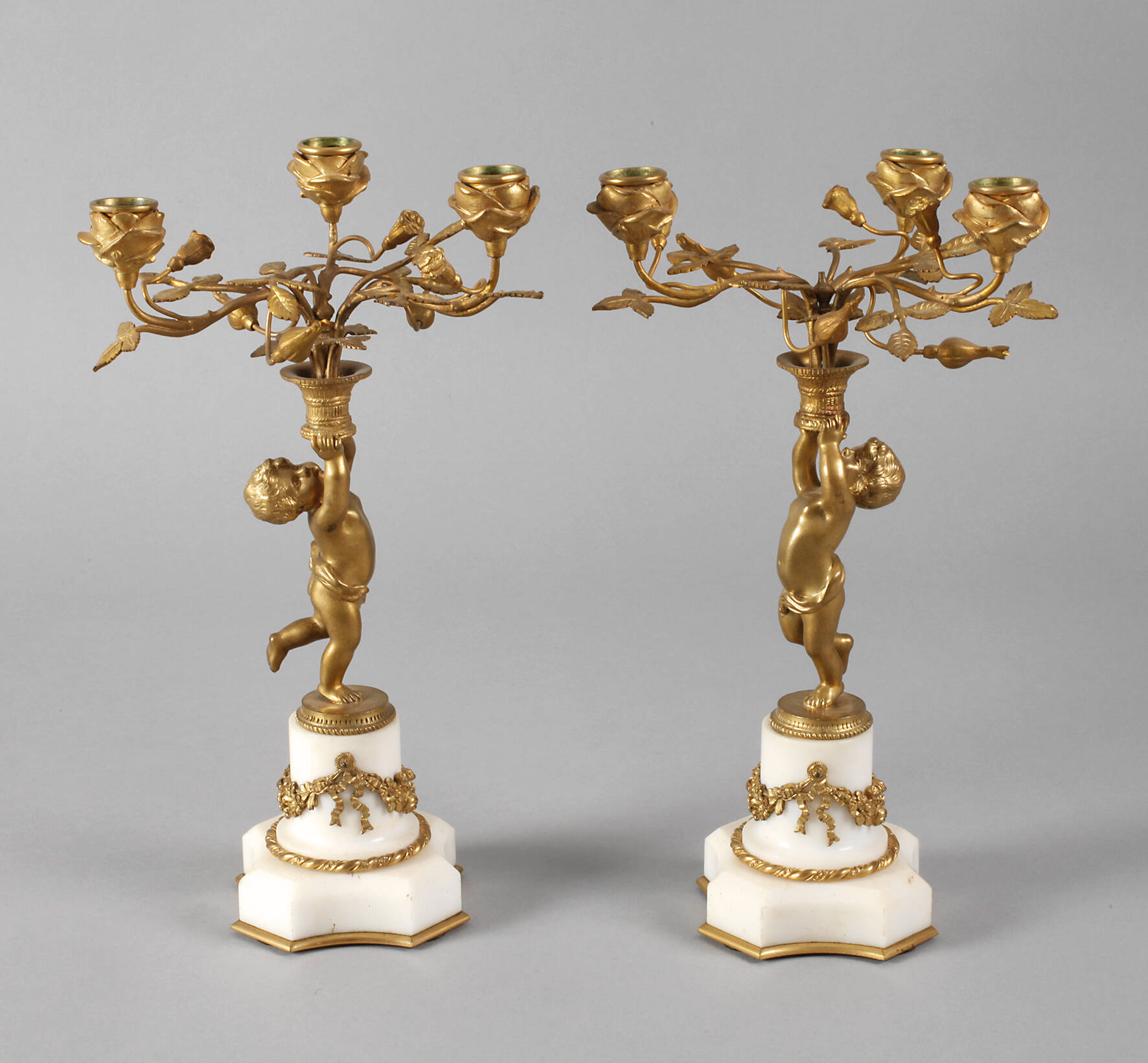 Paar Bronzeleuchter mit Putten