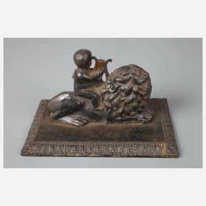 Musizierender Putto auf Löwe