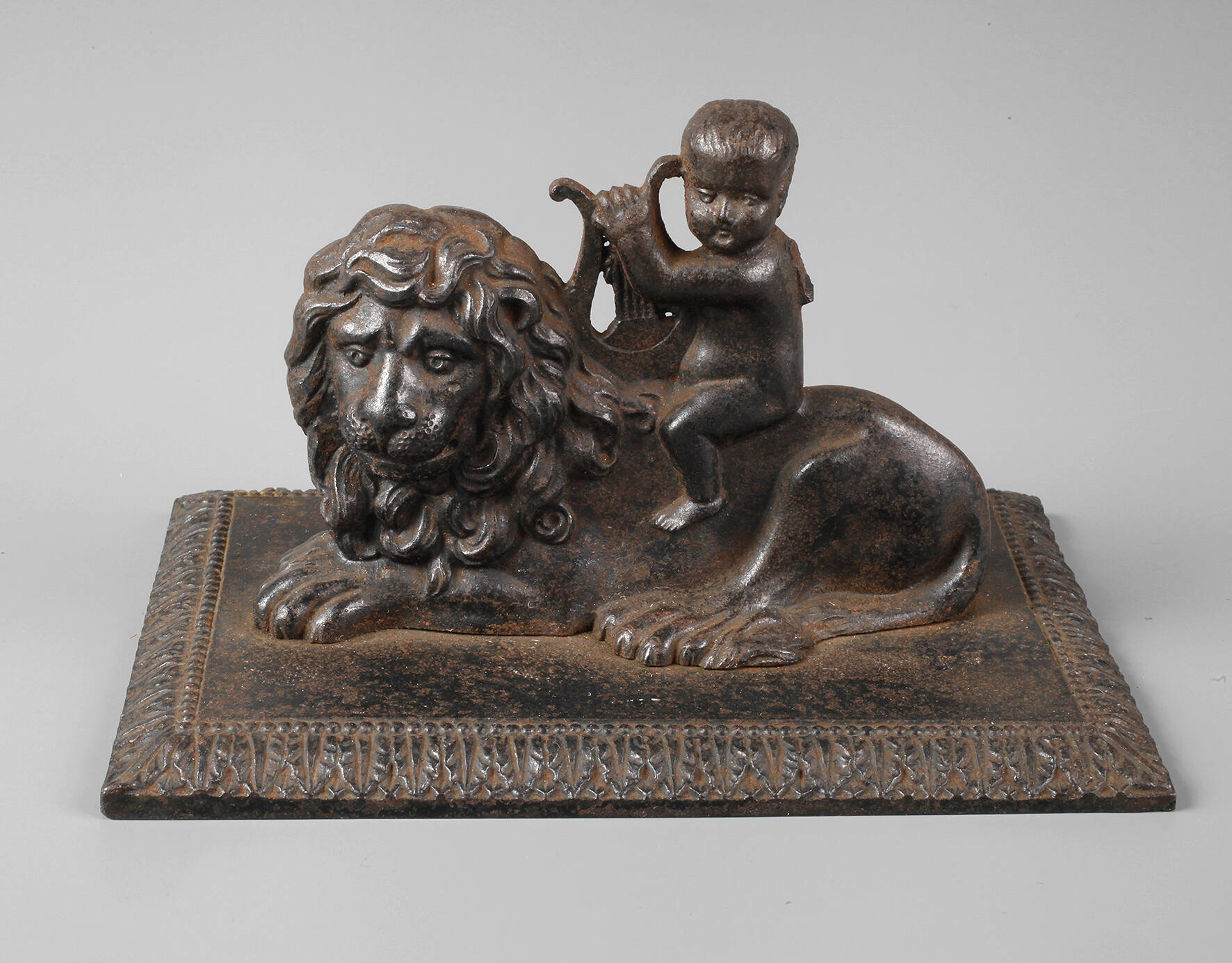 Musizierender Putto auf Löwe