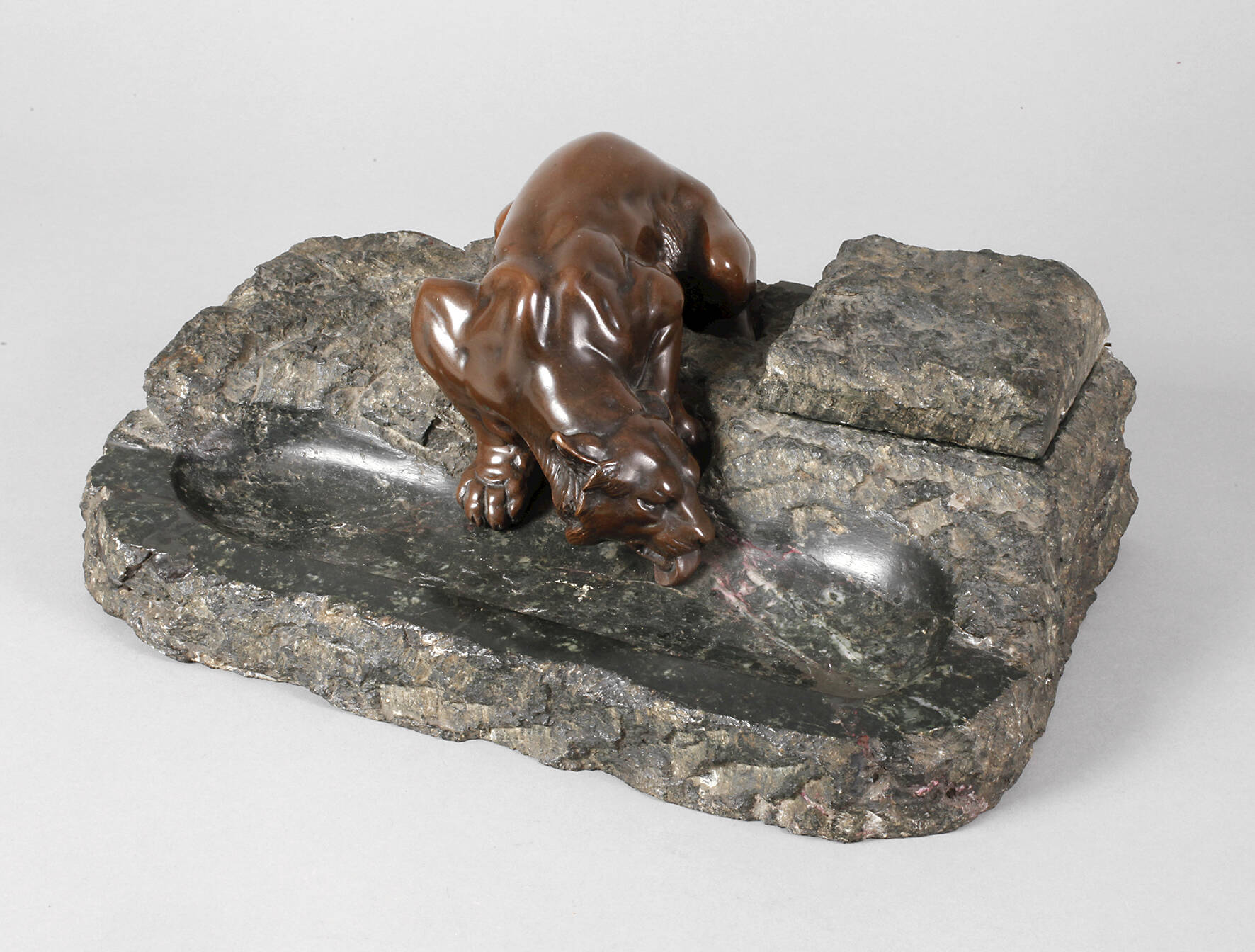 A. Titze, Schreibzeug mit trinkender Raubkatze