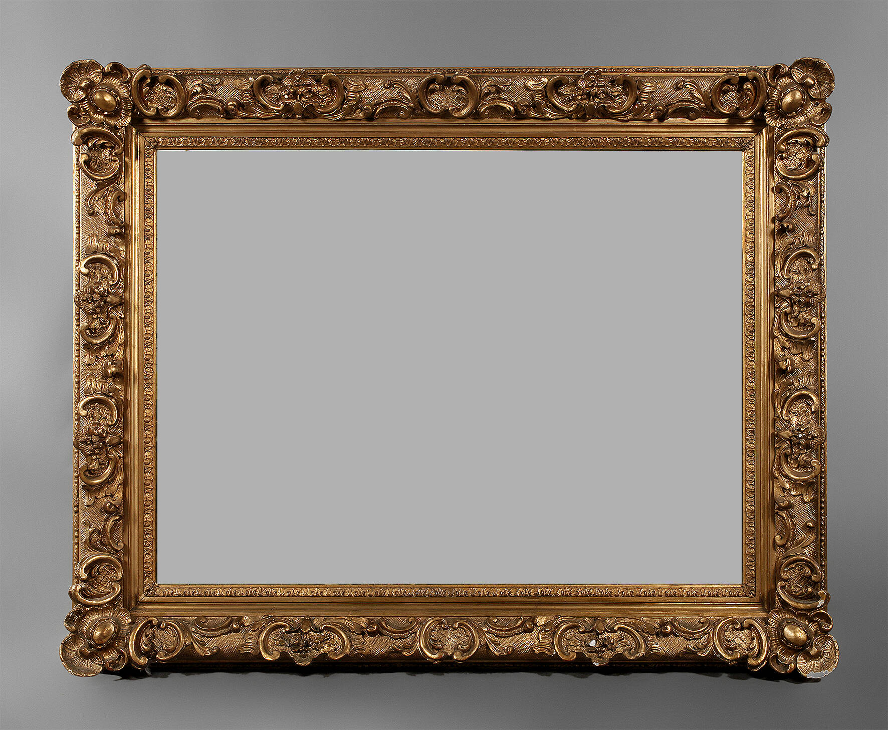 Übergroßer Goldstuckrahmen