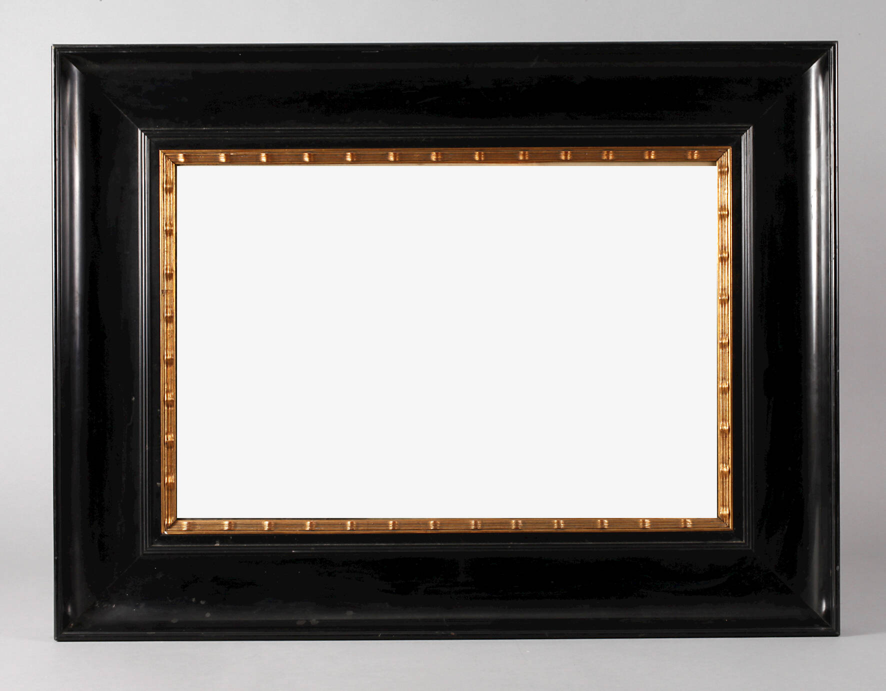 Große schwarze Lackleiste