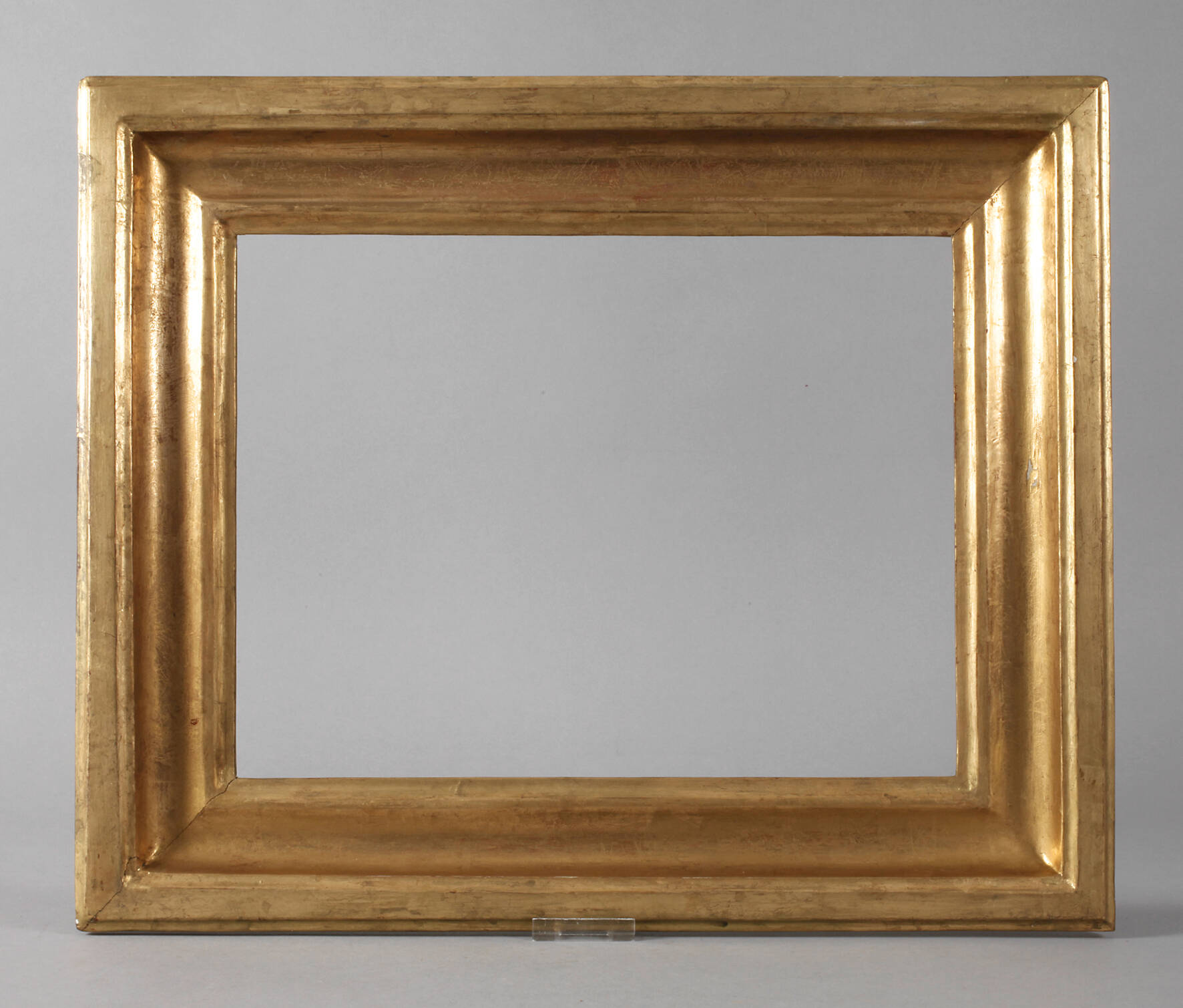 Gekehlte blattvergoldete Leiste