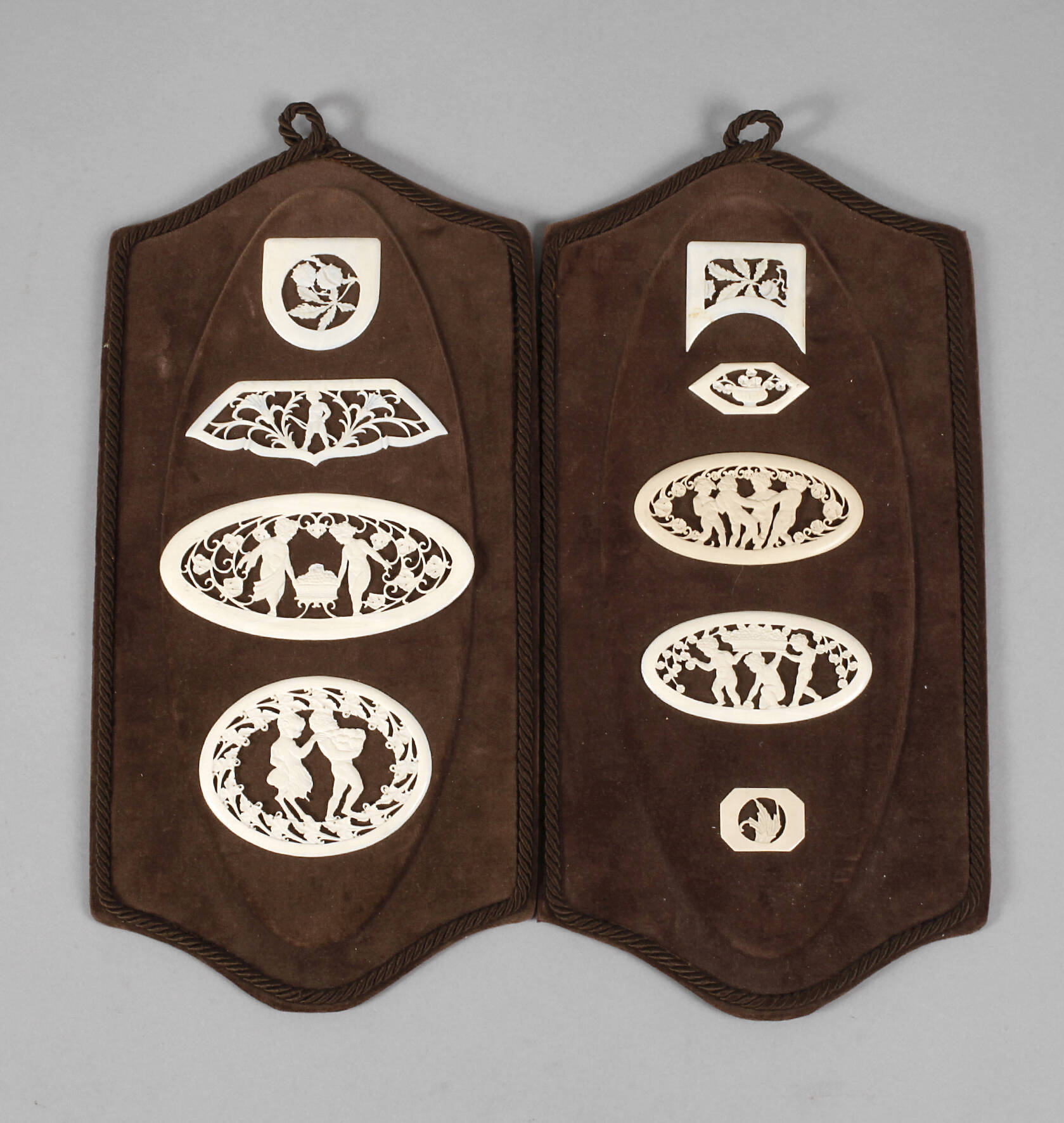 Zwei Zierelemente Elfenbein