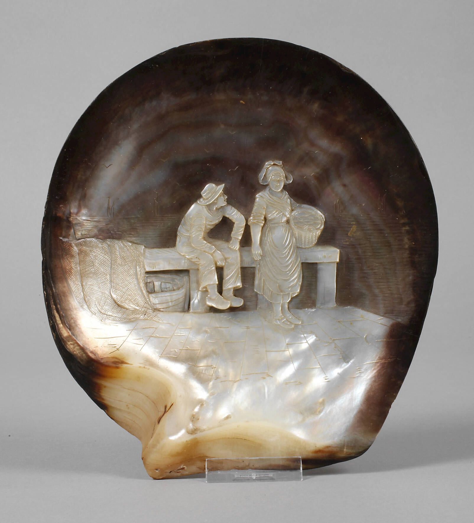 Feine Perlmuttschnitzerei