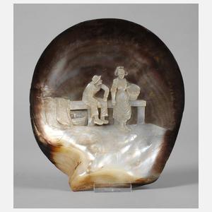 Feine Perlmuttschnitzerei