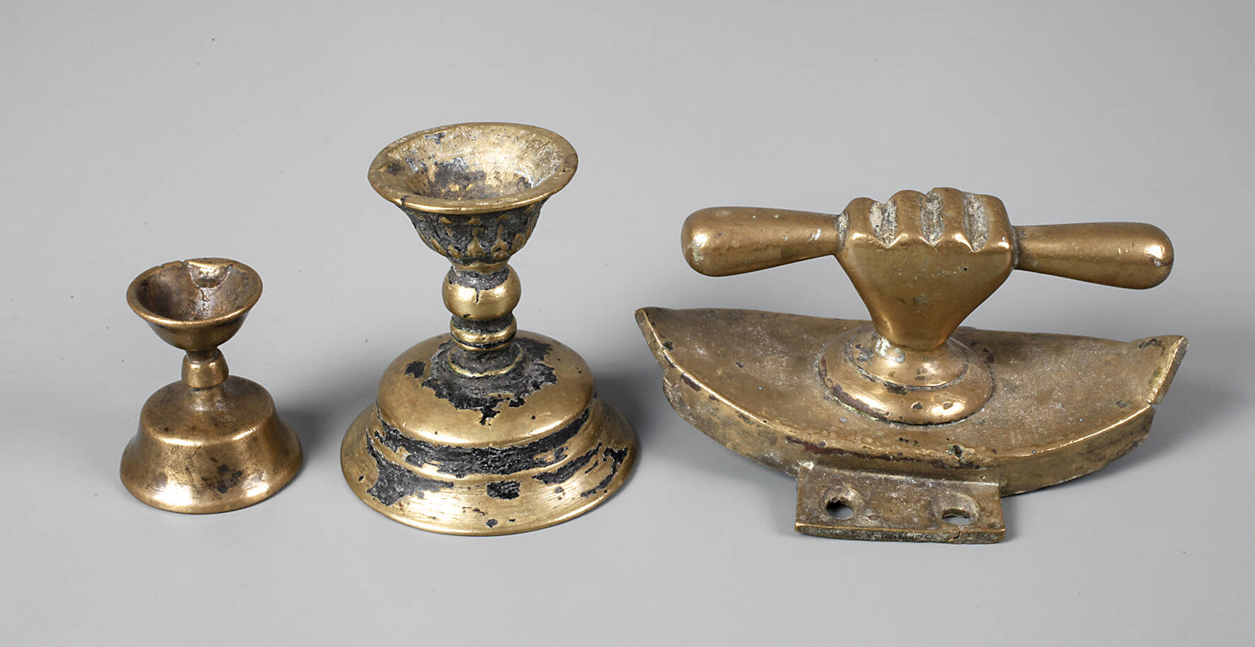 Fenstergriff und zwei Butterlampen