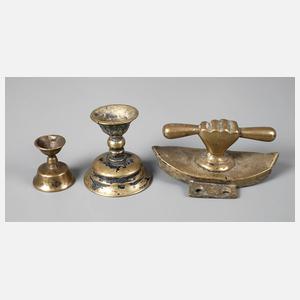 Fenstergriff und zwei Butterlampen