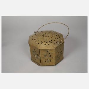 Zwei Kannen und ein Fußwärmer